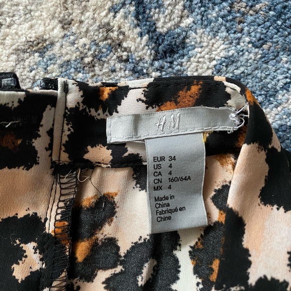 H&M - Flowy Midi Leopard Skirt sz 4 - Picture 2 of 3